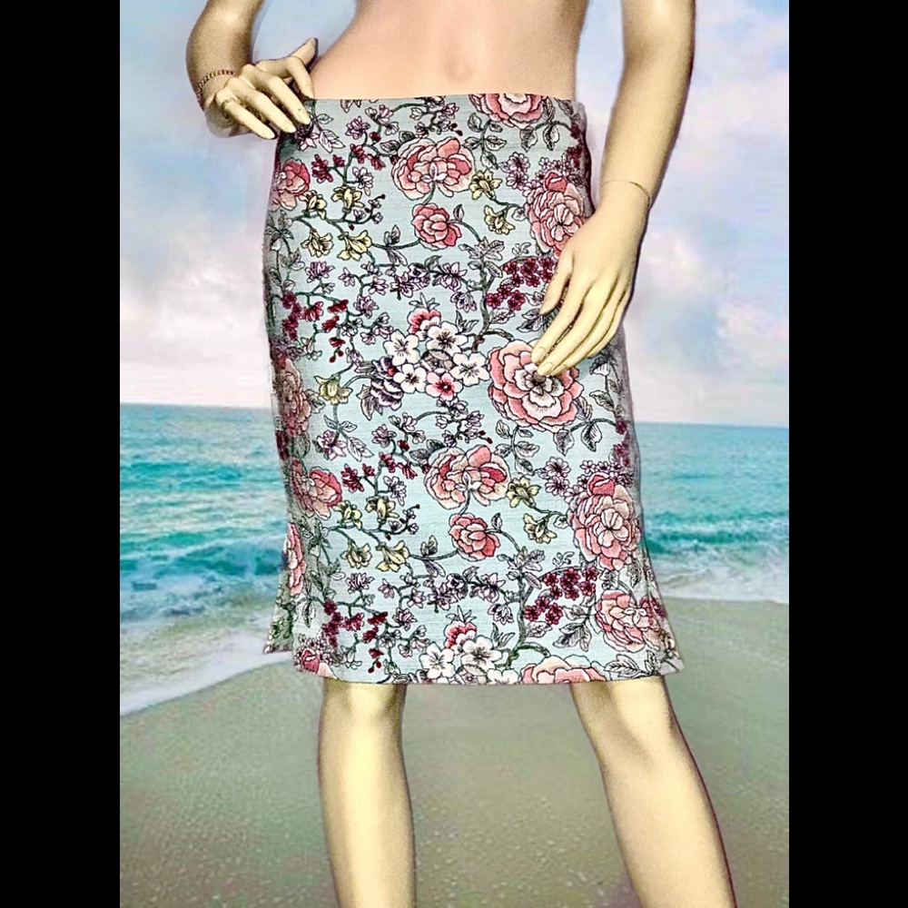 LOFT • Pastel Floral Pencil Skirt / size (2) EUC